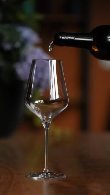 PSA: Your new house white has arrived! Our 2024 Sauvignon Blanc (95 pts, Decanter) is fresh, vibrant, and built for seafood, patio nights, second pours, and “wait... who finished the bottle?” Tag someone you’d split it with!🥂