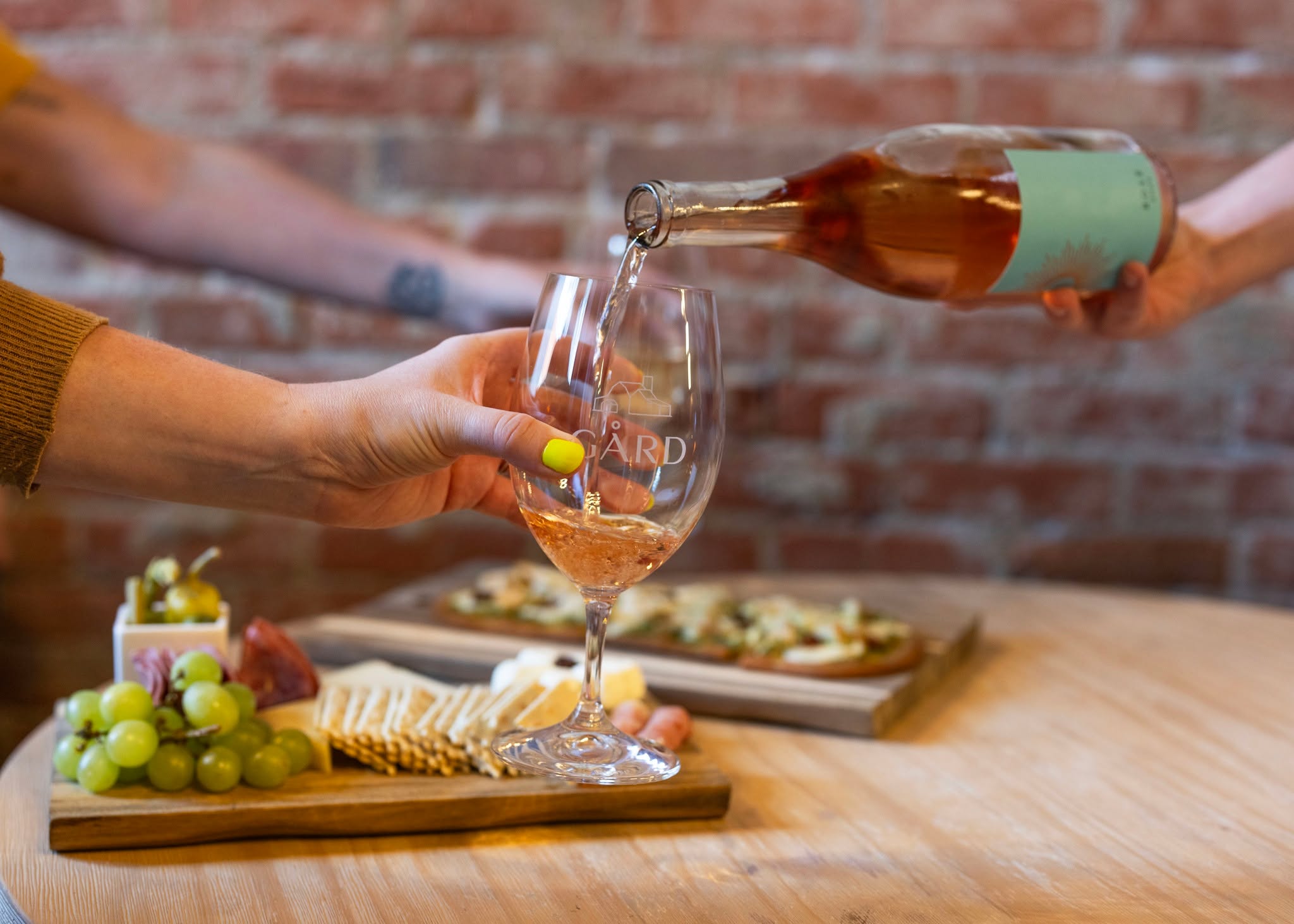Chilled rosé, delicious nibbles, and your crew. That's how we start the weekend at Gård Ellensburg. Grab a glass with us!