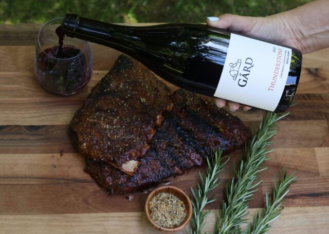 🍷The best bottle to bring to a BBQ → Syrah. Savory and ready for smoky, spicy, or herb‑driven menus. What’s your signature BBQ dish?

Our Gård pairing recs:
• Thunderstone → perfect with sticky ribs
• Grand Klasse → made for brisket, steak & burgers
• Vaucluse → great with chicken, sausages & summer veggies (you can even give it a slight chill)

Keep a bottle of Gård Syrah (or a few!) close this summer!