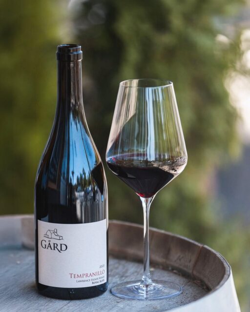 Have you tasted a Sans Soufre wine before? Curiosity has always been part of our approach to winemaking. "Sans Soufre" means "without sulfur," and this 2023 Tempranillo was crafted without added sulfites as an exploration of what minimal-intervention winemaking can look like on the Royal Slope. The result is a distinctive expression of Tempranillo that earned 93 points from Vinous and sparks plenty of conversation around the tasting bar. Cheers!