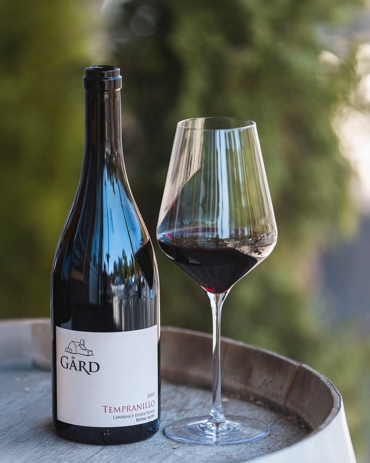 Have you tasted a Sans Soufre wine before? Curiosity has always been part of our approach to winemaking. "Sans Soufre" means "without sulfur," and this 2023 Tempranillo was crafted without added sulfites as an exploration of what minimal-intervention winemaking can look like on the Royal Slope. The result is a distinctive expression of Tempranillo that earned 93 points from Vinous and sparks plenty of conversation around the tasting bar. Cheers!