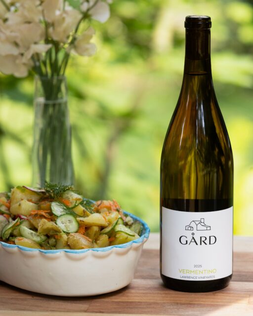 Bring a bottle of Gård Vermentino and this fresh, Nordic‑inspired potato salad to your next picnic or BBQ. Light, crisp, vegan‑friendly, and mayo‑free — it’s perfect for summer. Prep ahead, adjust the dressing to taste, and enjoy with a chilled glass of Vermentino!
➡️ Recipe at gardwine.com/blog